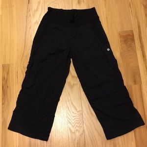 LIKE NEW Lululemon Black Size 2 Studio Crop